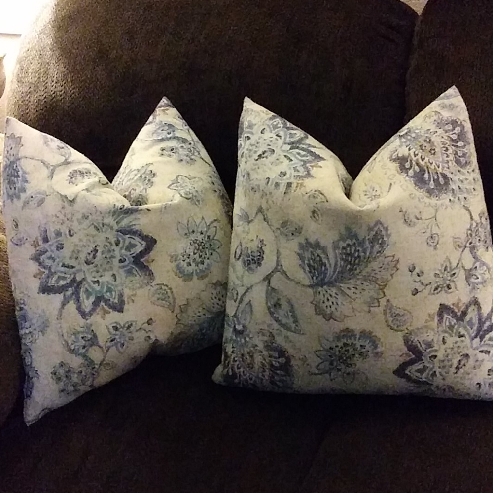 🌼Kirkland's Throw Pillow